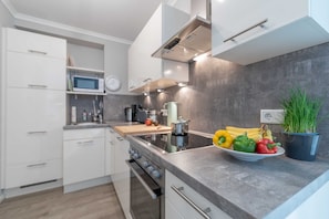 Een koelkast, een magnetron, een oven, een vaatwasser