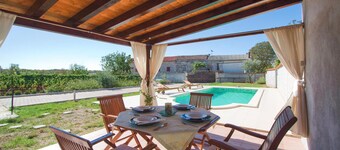 Stunning home in Cukrici with WiFi