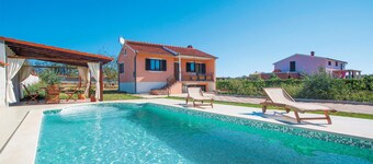 Stunning home in Cukrici with WiFi