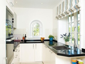 Kühlschrank, Ofen, Geschirrspüler, Wasserkocher mit Kaffee-/Teezubehör