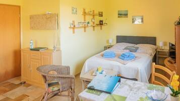 1 quarto, berço de viagem, roupa de cama