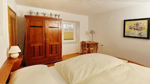 1 bedroom, bed sheets