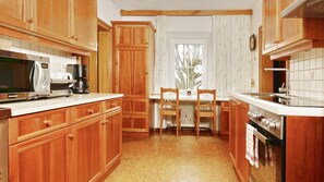 Microwave, oven, dishwasher, coffee/tea maker