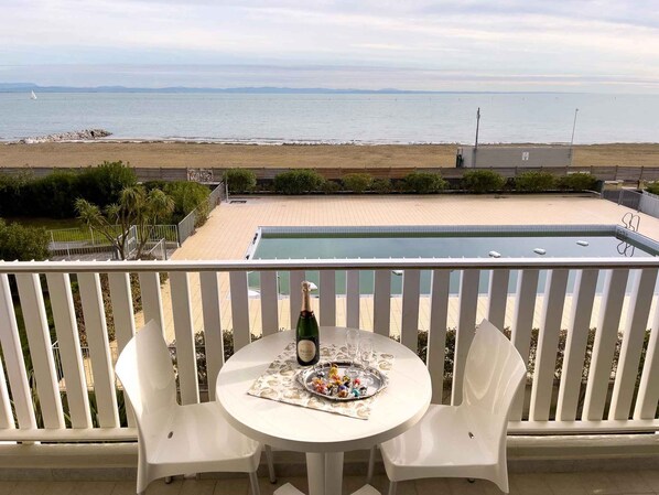 Outdoor dining - Holiday apartment with balcony, internet and pool (Lignano)