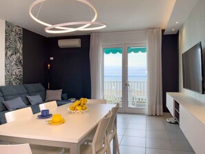 TV - Holiday apartment with balcony, internet and pool (Lignano)