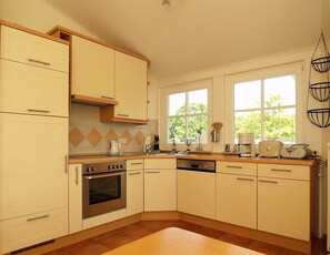 Kühlschrank, Mikrowelle, Ofen, Geschirrspüler