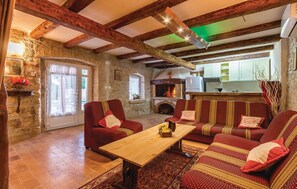 Televisor, llar de foc i futbolí 