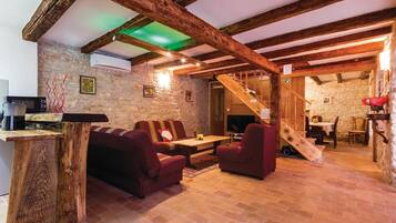 TV, caminetto, tavolo da calcetto