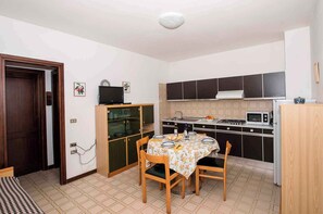 Jääkaappi, mikroaaltouuni, liesi, keittoastiat/astiat/ruokailuvälineet