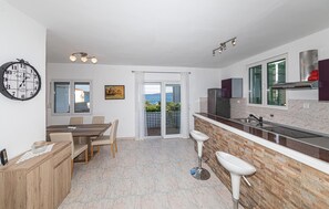 Een koelkast, een kookplaat, een vaatwasser