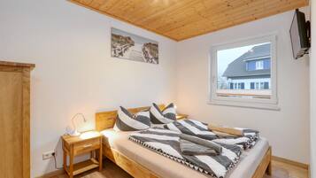 2 bedrooms, travel crib, free WiFi