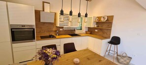 Frigorífic, placa de cuina, cafetera i tetera i torradora 