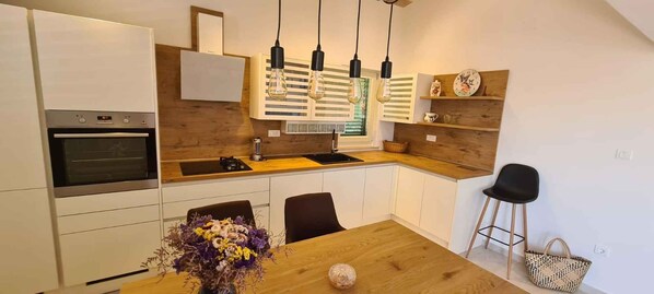 冰箱、炉灶、茶具/咖啡用具、烤面包机