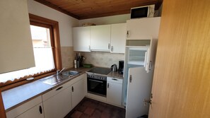 Geladeira, micro-ondas, fogão, lava-louças