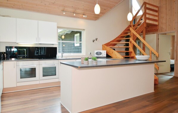 Fridge, stovetop, dishwasher, coffee/tea maker - Nice home in Blåvand with sauna (Blåvand)