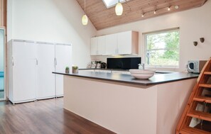 Fridge, stovetop, dishwasher, coffee/tea maker - Nice home in Blåvand with sauna (Blåvand)