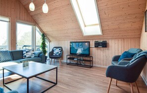 TV, fireplace, DVD player, foosball - Nice home in Blåvand with sauna (Blåvand)