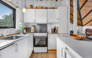 Réfrigérateur, micro-ondes, plaque de cuisson, lave-vaisselle