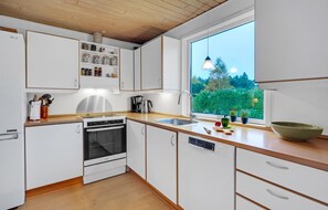 Kjøleskap, kokeplater, oppvaskmaskin og kaffetrakter/tekoker