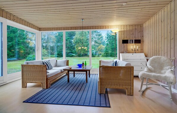 TV, peis, DVD-spiller og stereoanlegg