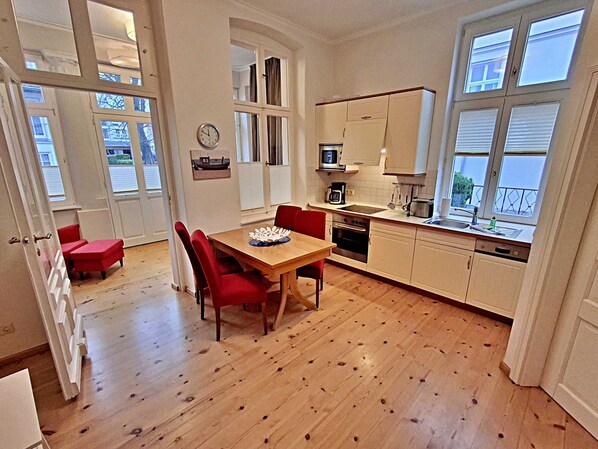 Geladeira, micro-ondas, fogão, lava-louças