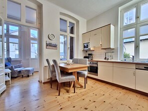 Jääkaappi, mikroaaltouuni, uuni, astianpesukone