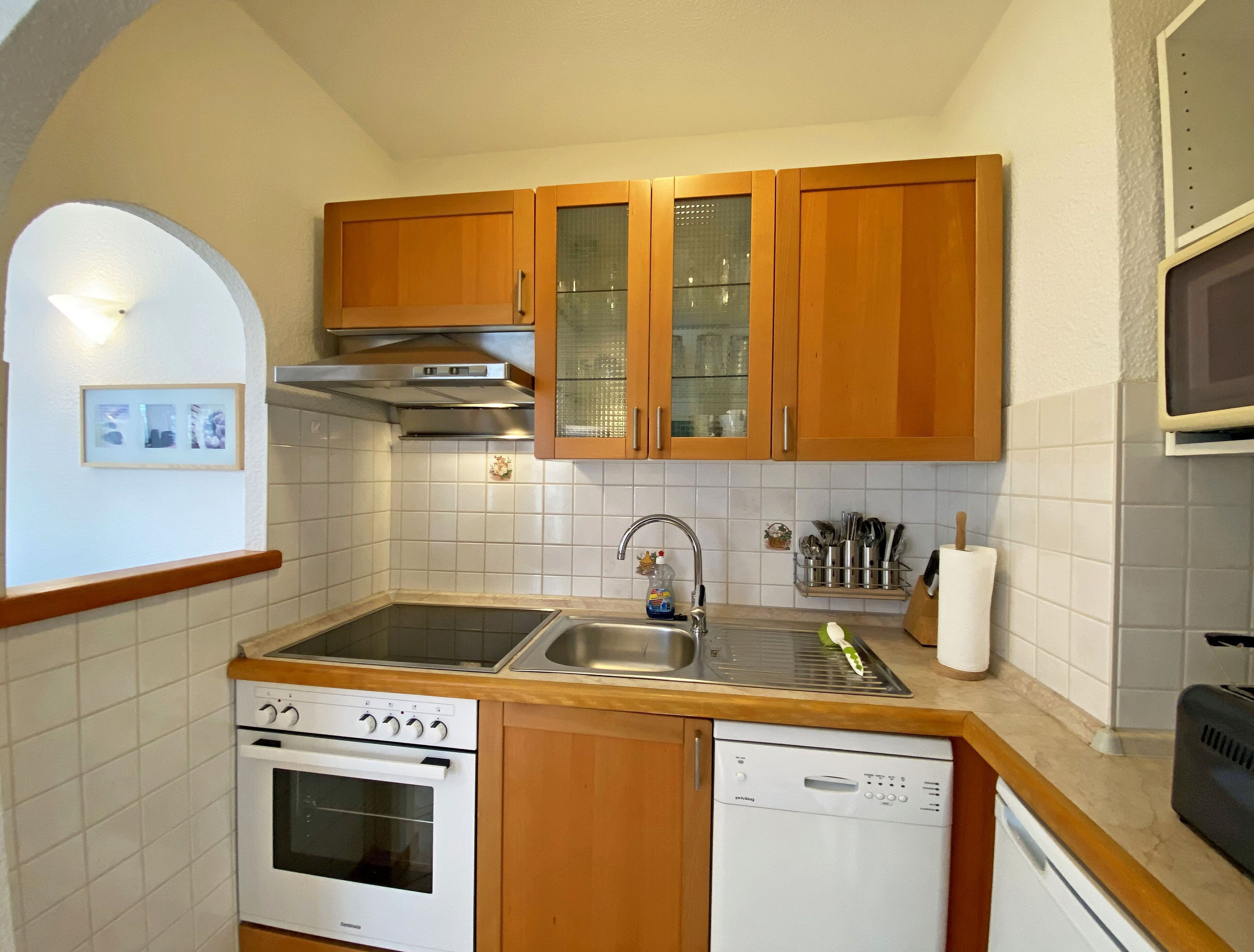 Jääkaappi, mikroaaltouuni, uuni, astianpesukone