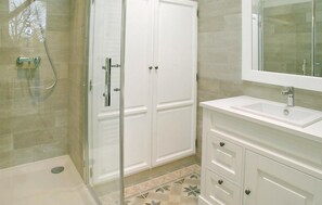 Shower - Amazing home in Rioux (Rioux)
