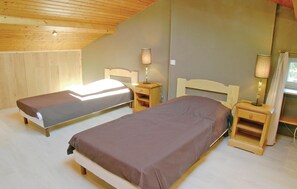 3 bedrooms, travel cot, free WiFi, bed sheets