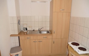 Réfrigérateur, micro-ondes, plaque de cuisson, lave-vaisselle