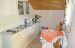 Réfrigérateur, micro-ondes, plaque de cuisson, lave-vaisselle