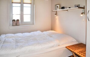 4 bedrooms, travel crib, free WiFi