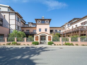 A multi-story building with a central entrance, balconies, and a clear sky. - Residence Seestern Whg S-21 .. - See-21 (Kühlungsborn)