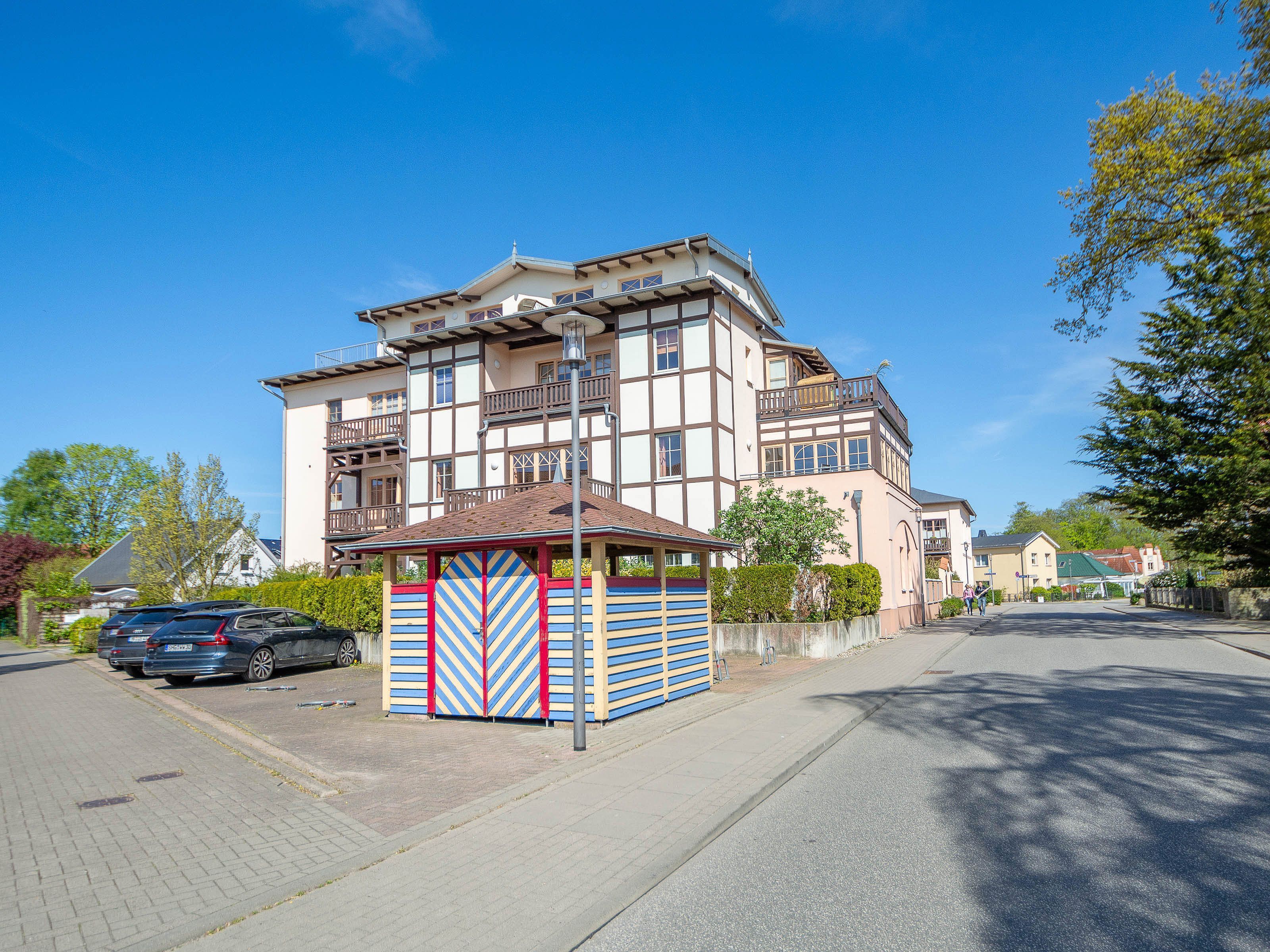 Een meerhoog gebouw met een traditionele architectuur, inclusief een balkon op de bovenste verdieping.