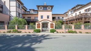 A multi-story building with a central entrance, balconies, and a clear sky. - Residence Seestern Whg S-21 .. - See-21 (Kühlungsborn)