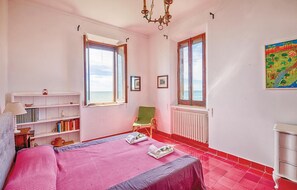 7 bedrooms, travel cot, free WiFi