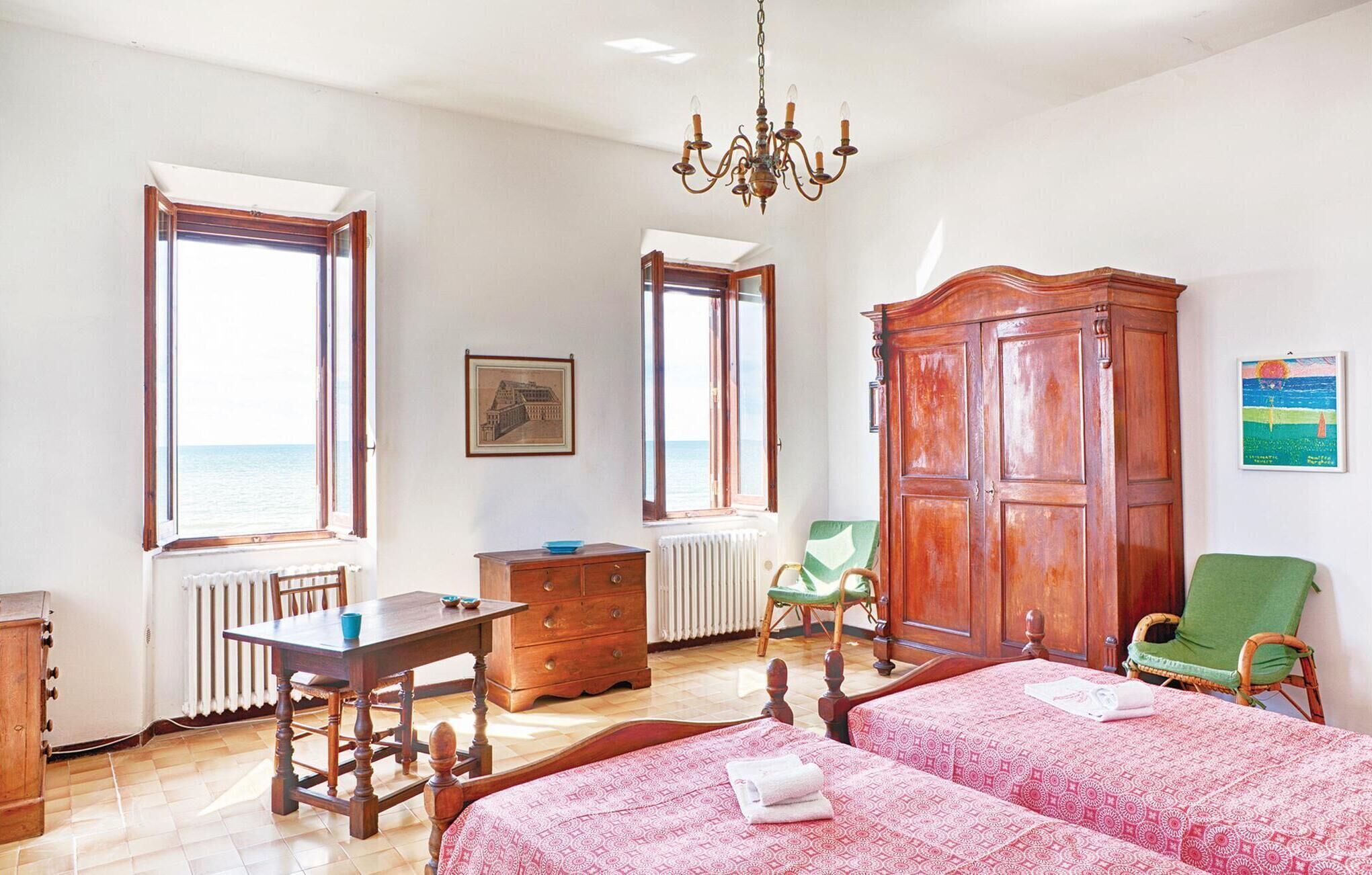 7 bedrooms, travel crib, free WiFi