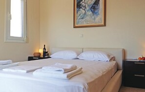 5 bedrooms, travel cot, free WiFi, bed sheets