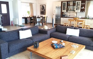 Televisio, DVD-soitin, pöytäjalkapallopöytä, pöytätennispöytä