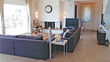 Een televisie, een dvd-speler, tafelvoetbal en een tafeltennistafel