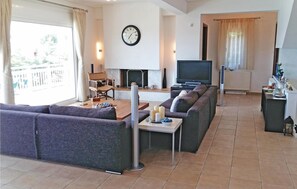 Fernseher, DVD-Player, Tischfußball, Tischtennisplatte