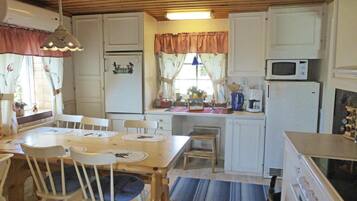 Refrigerador, parrilla de estufa, lavavajillas y cafetera y tetera