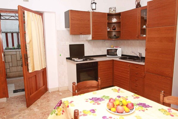 Fridge, microwave, oven, stovetop - Holiday apartment with sea view (Mastrinka)