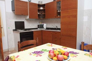 Fridge, microwave, oven, stovetop - Holiday apartment with sea view (Mastrinka)