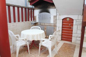 Outdoor dining - Holiday apartment with sea view (Mastrinka)