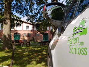 Une voiture avec un rétroviseur et un logo sur lequel on peut lire « Feren am Schloss ».