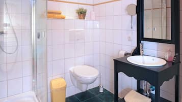 Een douche, een haardroger, handdoeken