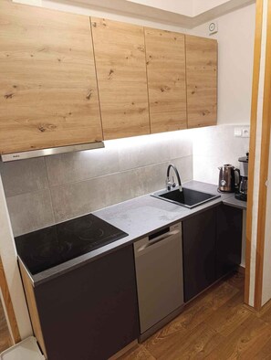 Kjøleskap, mikrobølgeovn, kokeplater og oppvaskmaskin