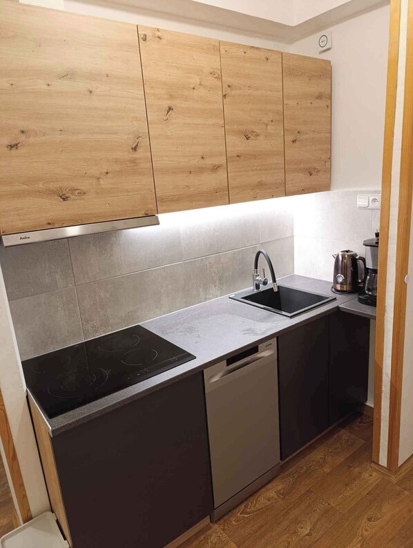 Kjøleskap, mikrobølgeovn, kokeplater og oppvaskmaskin