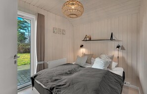 8 bedrooms, travel crib, free WiFi